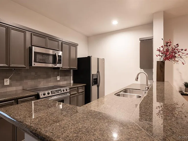 902 W Heights Hollow Ln — Photo 3