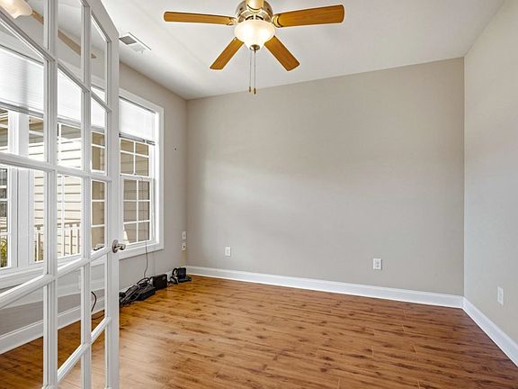 3rd image of 224 Vineyard Lake Circle