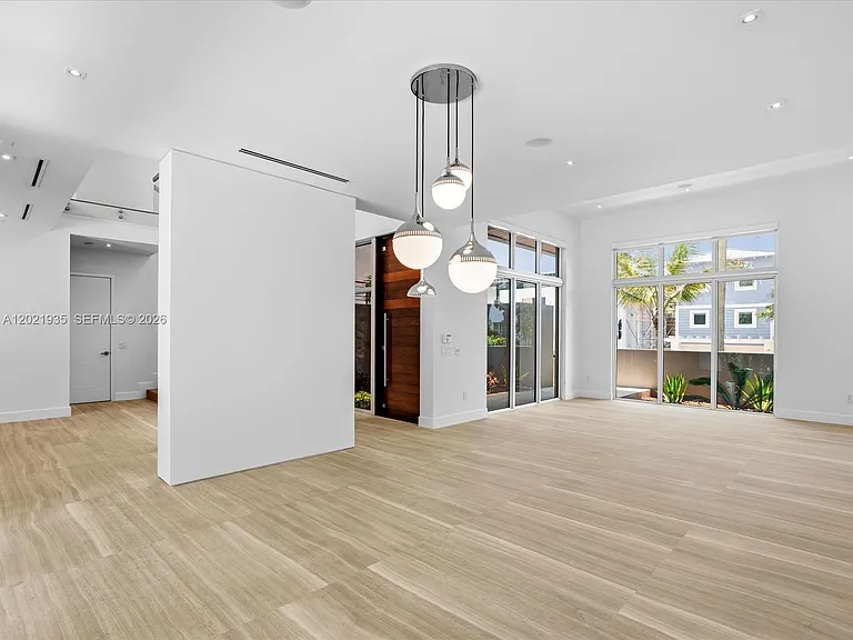 125 Hampton Ln — Photo 11