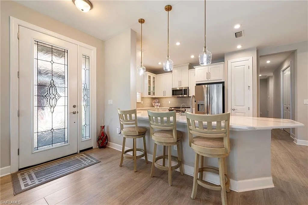 3 bed, 2.0 bath, 1950 sqft, $9,000 — Photo 4