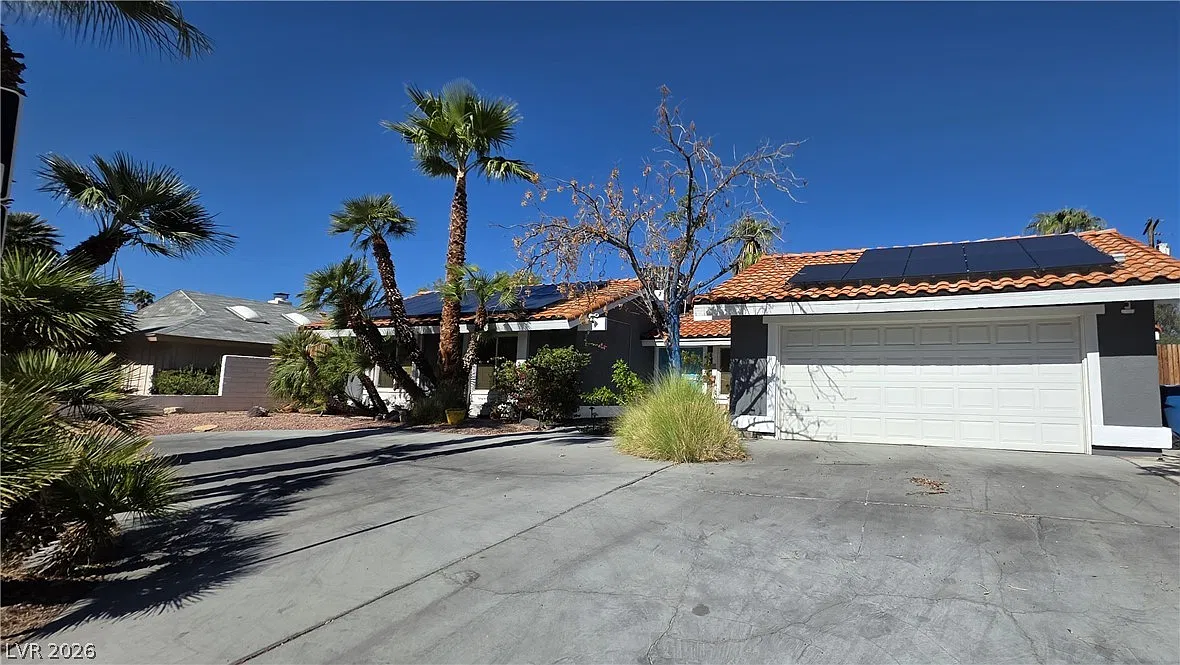 3 bed, 2.0 bath, 2321 sqft, $2,900 — Photo 3