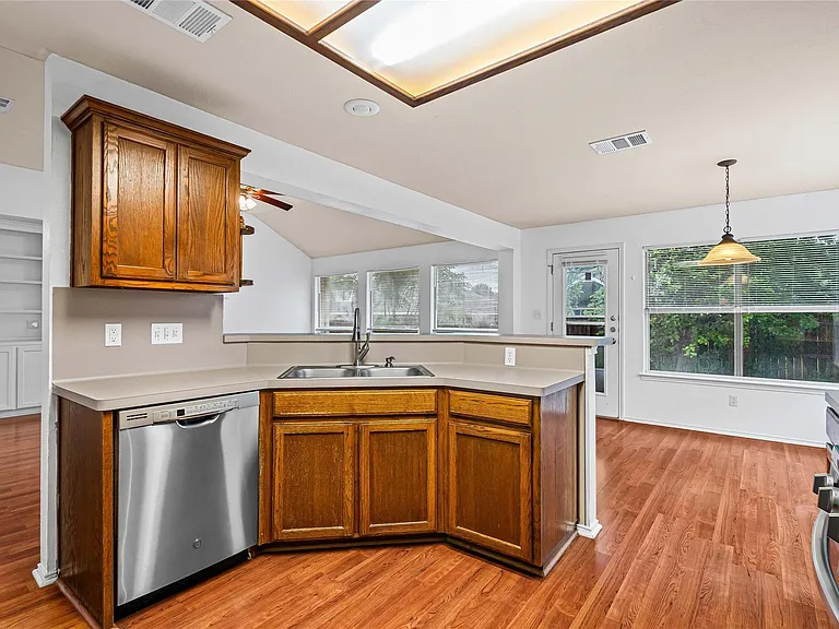 716 Meadow View Dr — Photo 9