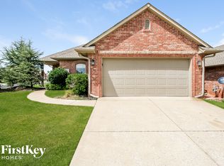 813 SW 38th St, Moore, OK 73160