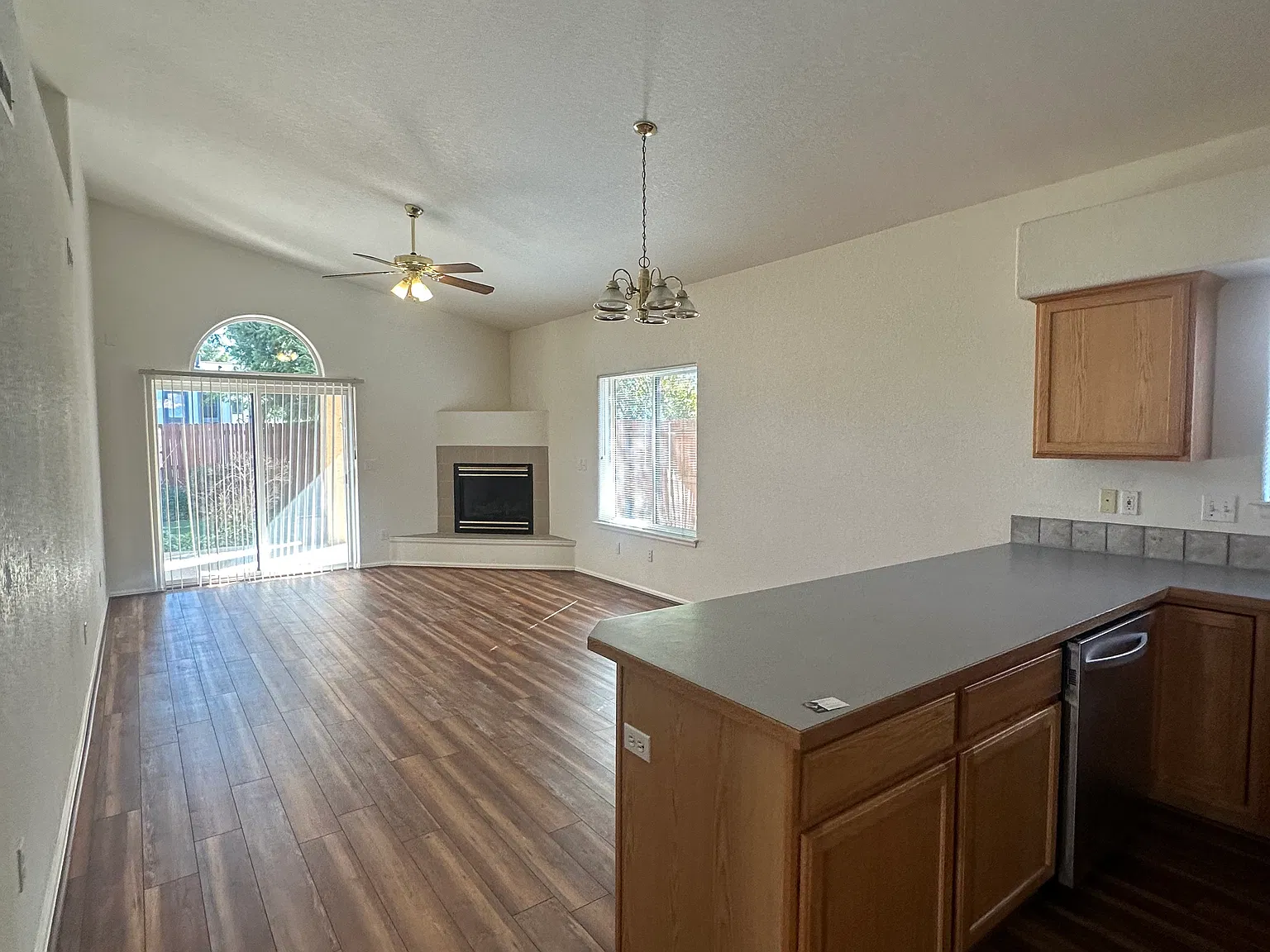3 bed, 1359 sqft, $2,050 — Photo 4