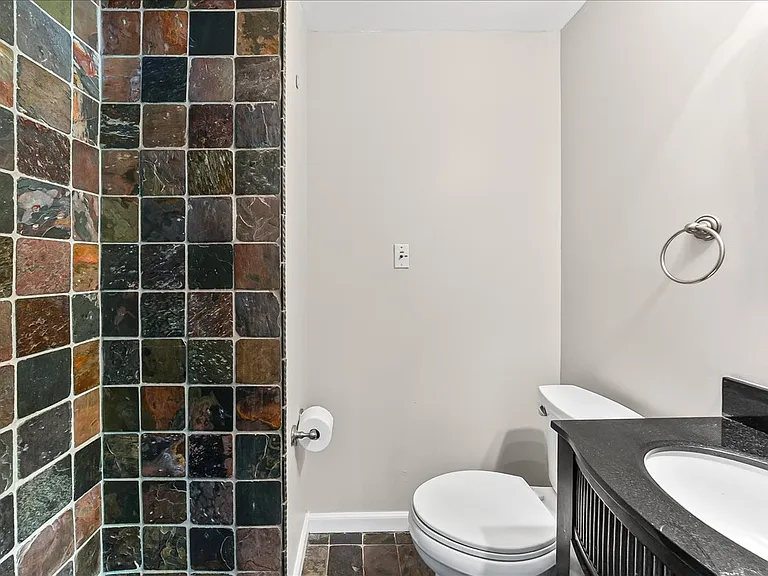 225 Chestnut St — Photo 24