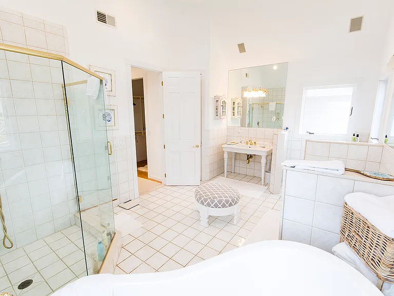 390 Old Montauk Hwy — Photo 16