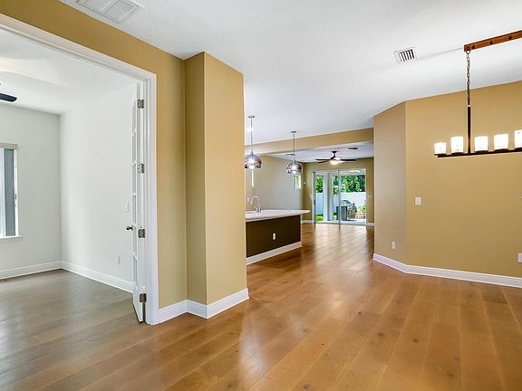 5th image of 2582 Bay St