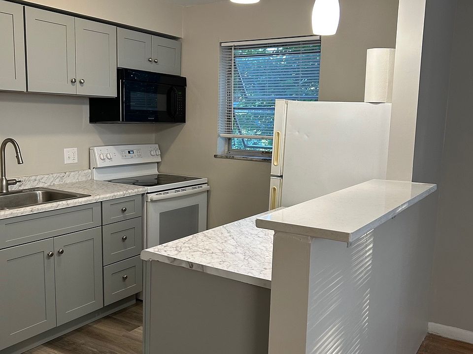 1st image of 8566 Cottonwood Dr #4