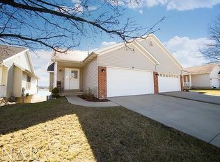 23 Oak Park Rd, Bloomington, IL 61701