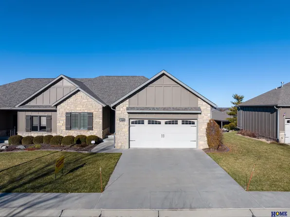 10060 Edgewater Ln, Lincoln, NE 68527