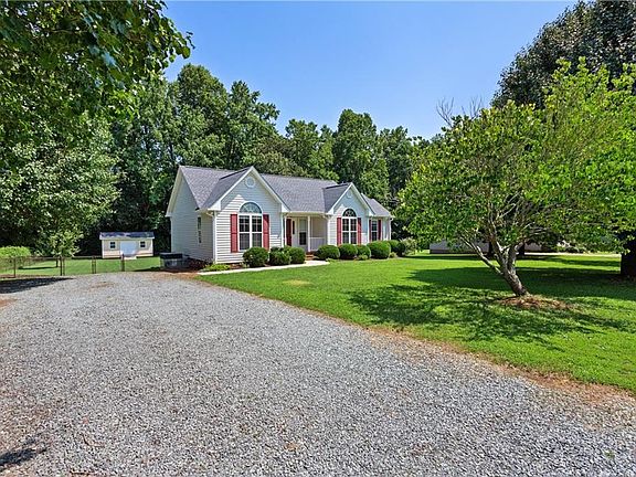 2nd image of 1013 Ravenwood Dr
