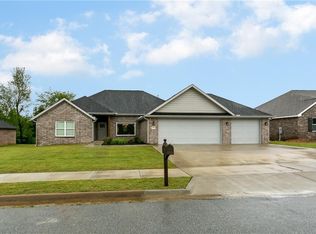 10010 David Ct, Siloam Springs, AR 72761