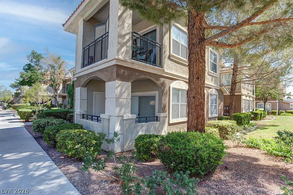 2 bed, 1.0 bath, 926 sqft, $1,495 — Photo 1