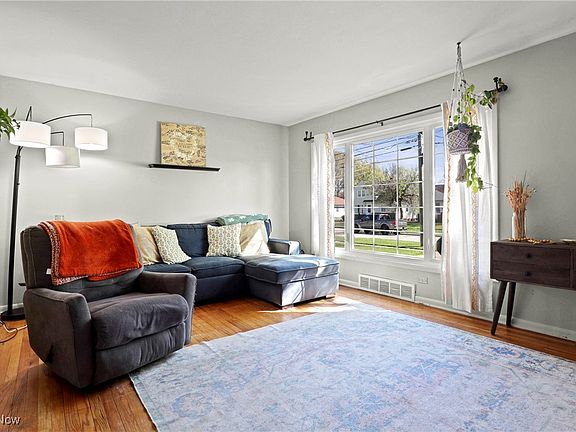 5th image of 860 Bryn Mawr Ave