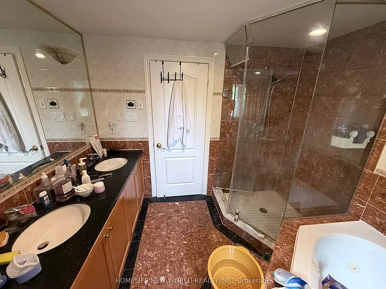 63 Lehar Cres — Photo 24