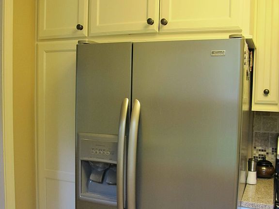 Pantry with full extensions