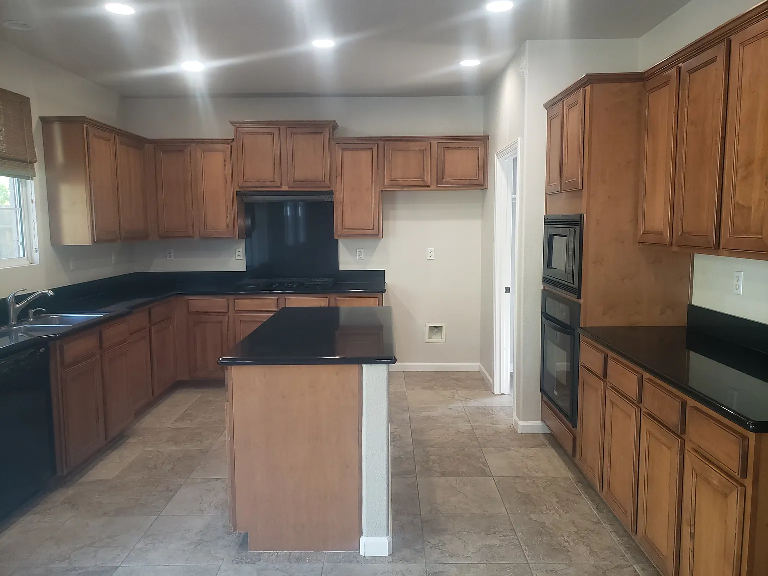 4 bed, 2.5 bath, 2472 sqft, $3,100 — Photo 4