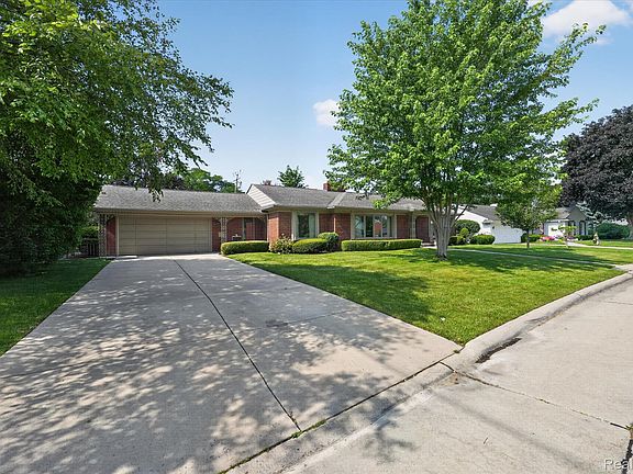 2nd image of 3 Shorecrest Cir