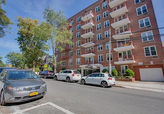 4th image of 65-15 Alderton St #2E