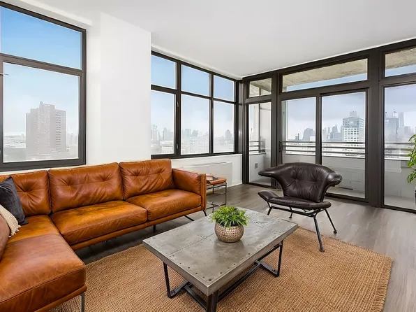 424 Bedford Avenue image 1 of 12