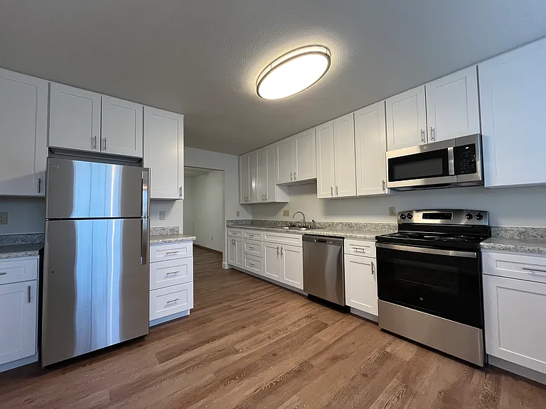 Holiday Park Apartments and Townhomes — Photo 9
