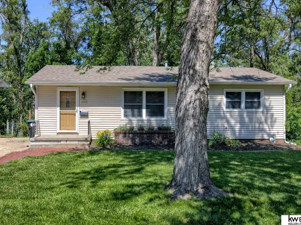 1223 Cole Creek Dr, Omaha, NE 68114