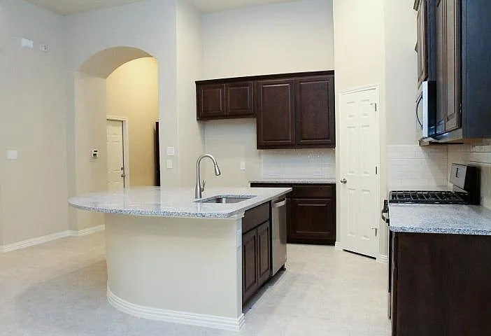 152 Belford St — Photo 7