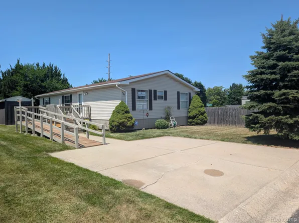 59 Foxpointe Ct, Swartz Creek, MI 48473