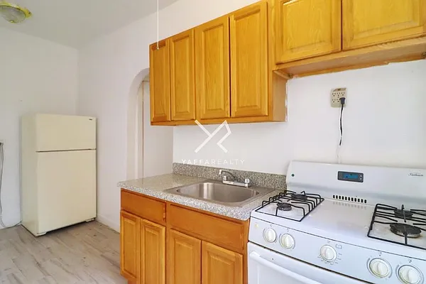 Rented by Yaffa Realty LLC | media 6