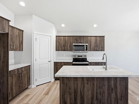 2nd image of 1328 Sunday River St
