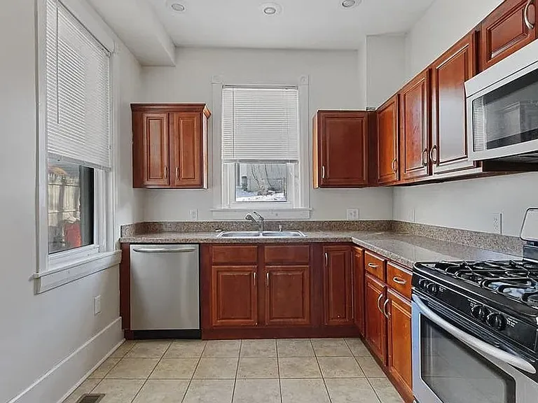216 W Broadway — Photo 2