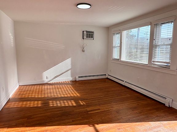 3rd image of 10 Geneva Rd