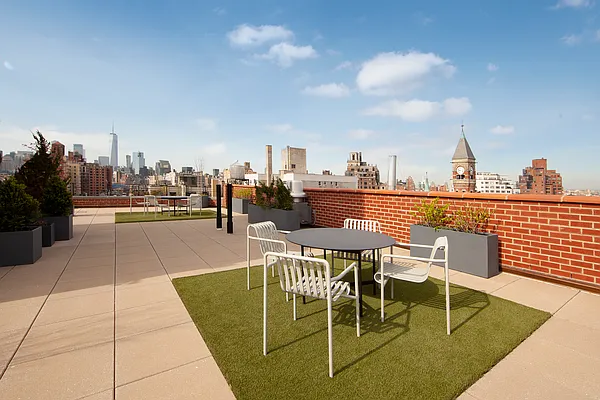 Sold by R New York | media 18