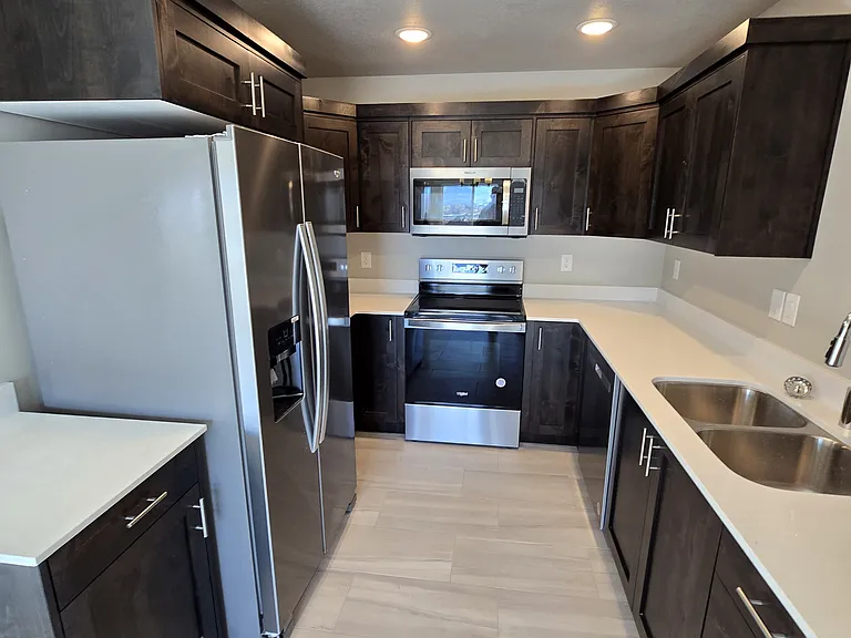 880 N Sapphire St — Photo 2