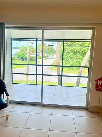 2 bed, 1.0 bath, 966 sqft, $1,600 — Photo 3