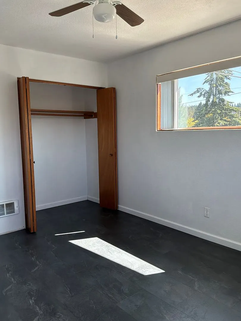 236 E Lauridsen Blvd — Photo 4