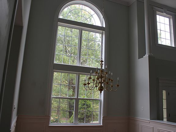 Dining Room : High ceilings in entry way and dining room