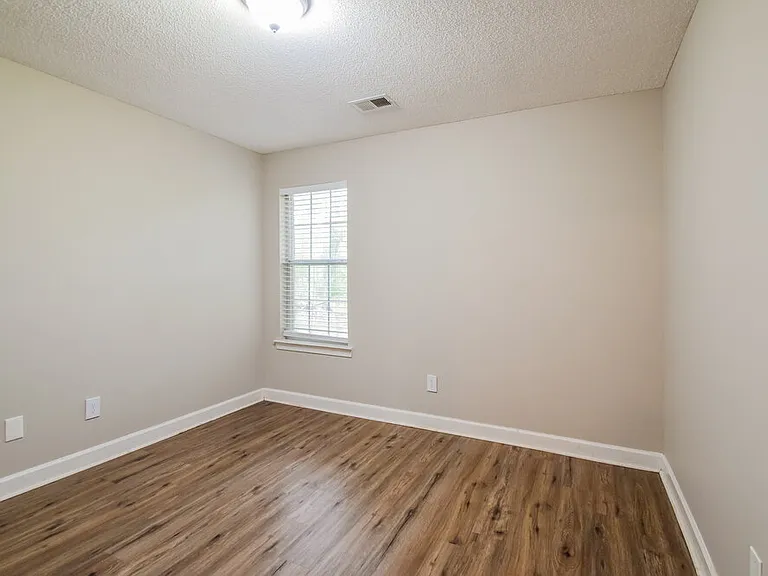 6304 Kingsview Dr — Photo 14