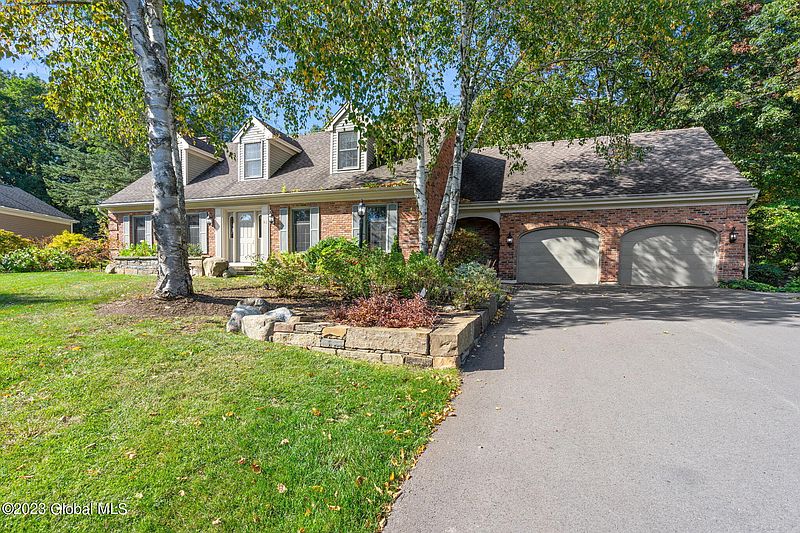 3rd image of 13 Greyledge Drive