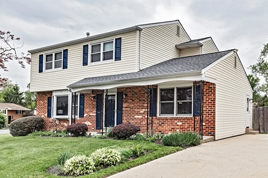4 bed, 2.5 bath, 2000 sqft, $2,900 — Photo 1
