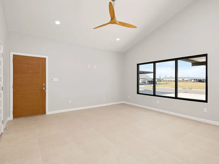 408 Sparrow Rd — Photo 2