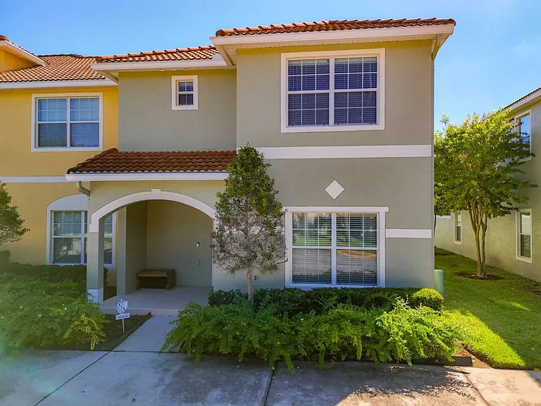 Beach Palm Ave — Photo 11