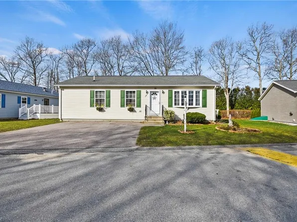 101 Lark Ln, Tiverton, RI 02878