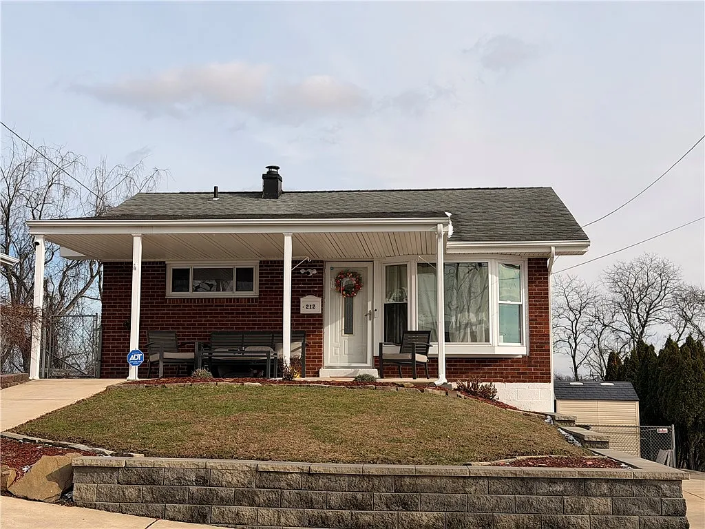 212 Kingston Dr photo 1