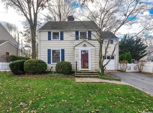 5 Mill Rd, Glen Head, NY 11545