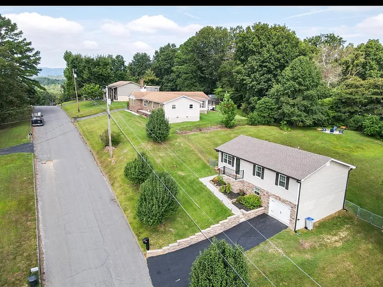 911 Crest Dr — Photo 48