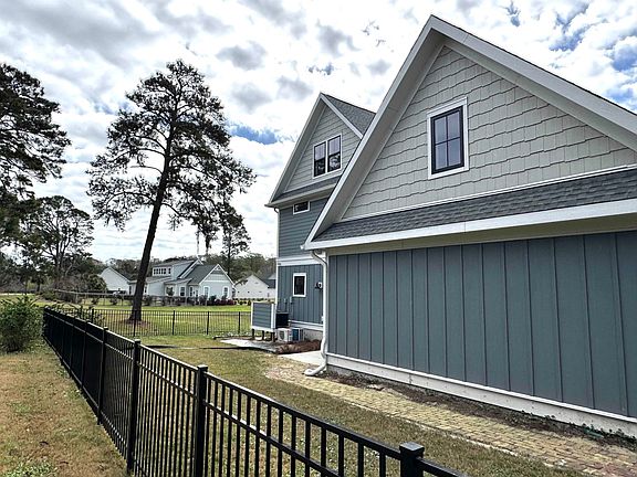 5th image of 825 Commanders Island Dr.