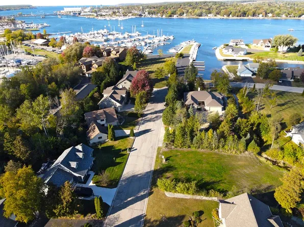 830 Ridgeway Dr, Sturgeon Bay, WI 54235