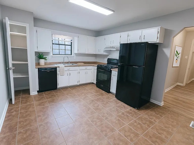 Cherokee Valley Cir — Photo 2