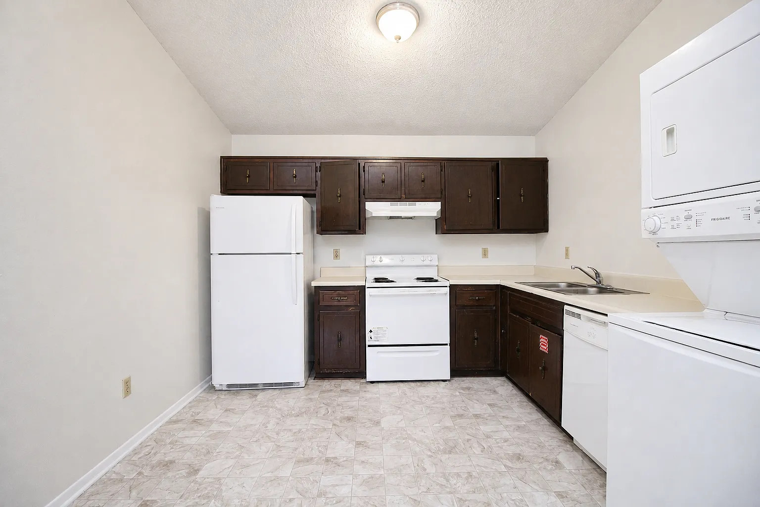 2 bed, 1.0 bath, 755 sqft, $1,050 — Photo 4